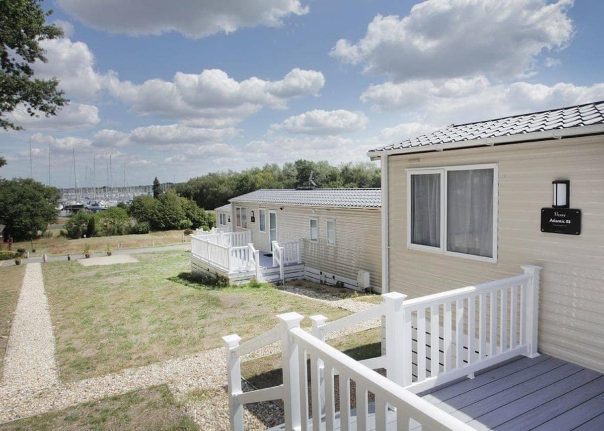 Mercury Yacht Harbour And Holiday Park Lower Swanwick エクステリア 写真